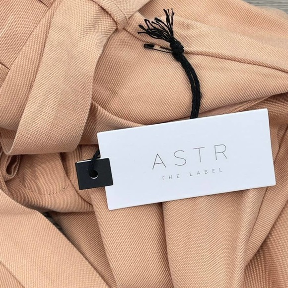 NWT - ASTR Pacific Pleated Paperbag 2.5' Inseam Shorts in Papaya - Size Small - Picture 7 of 16